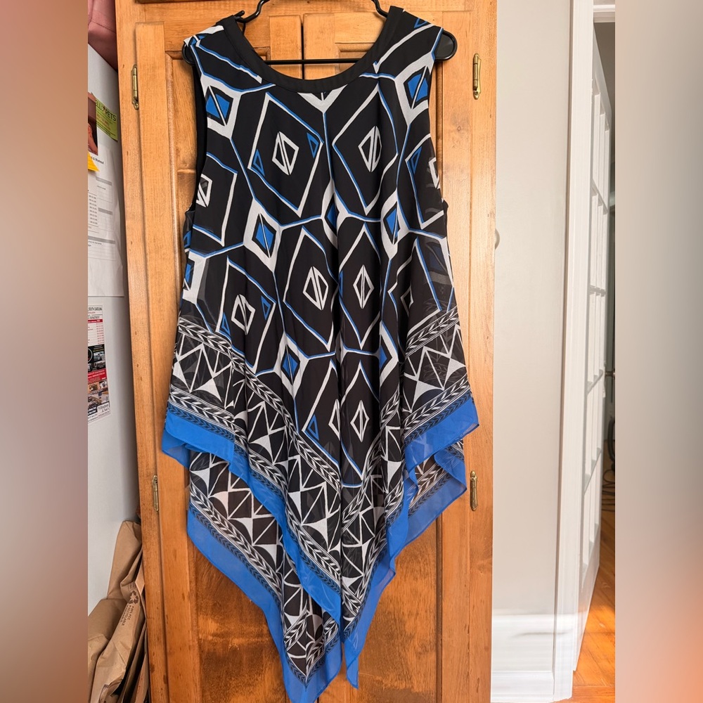 Vince Camuto Black, White & Blue Geometric Flowy Top